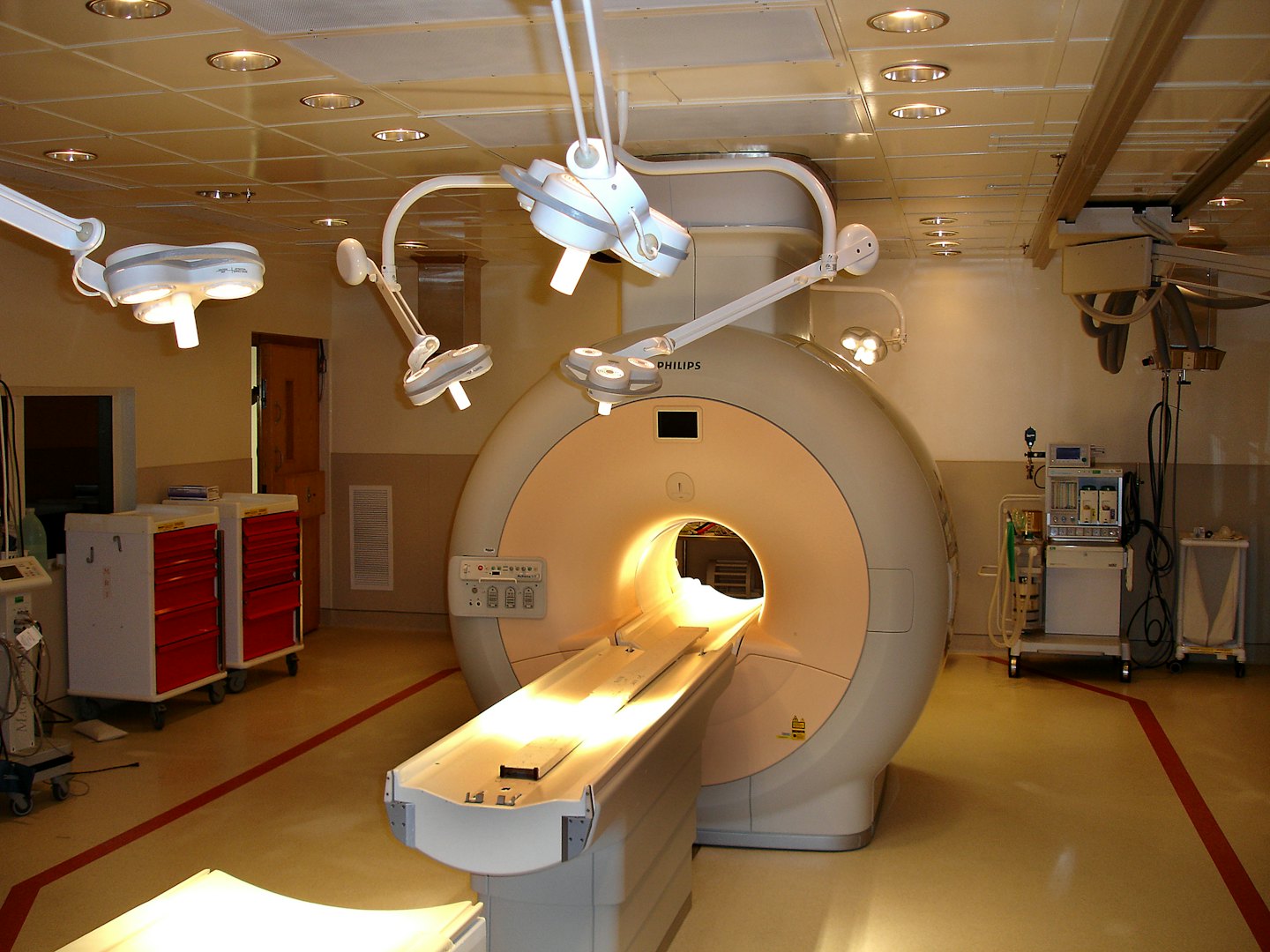 Nowoczesny aparat MRI stoi w sterylnym pomieszczeniu do badań obrazowych.