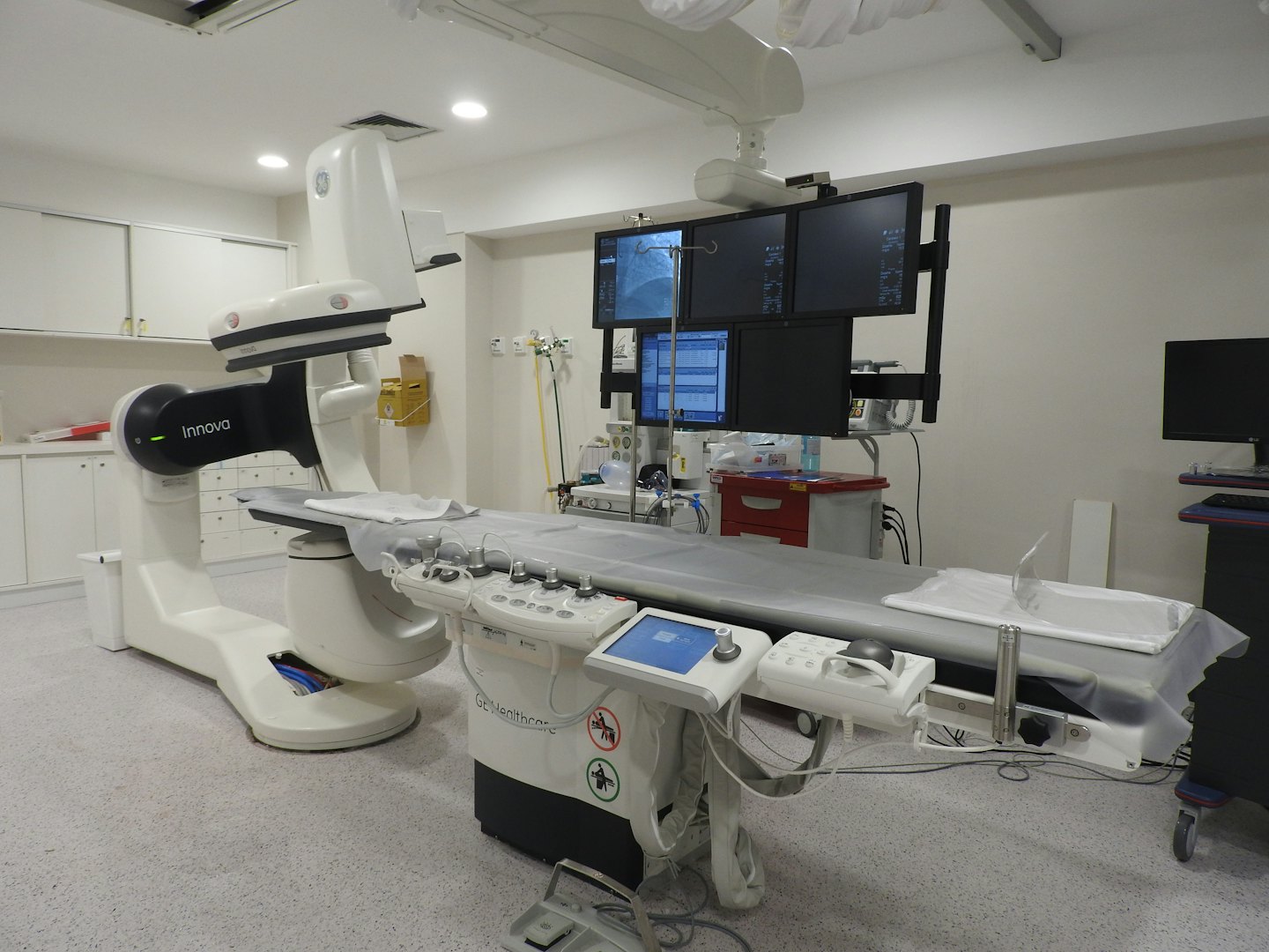 Zaawansowany system obrazowania C-arm w sterylnej sali zabiegowej.